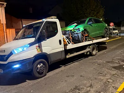 Technicien intervenant sur un véhicule immobilisé de nuit
