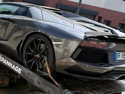 Voiture de sport transportée sur plateau
