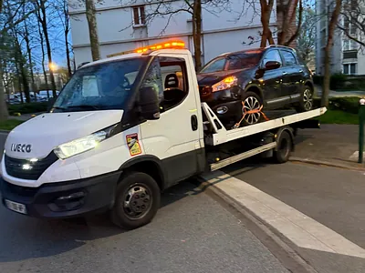 Voiture électrique chargée sur plateau