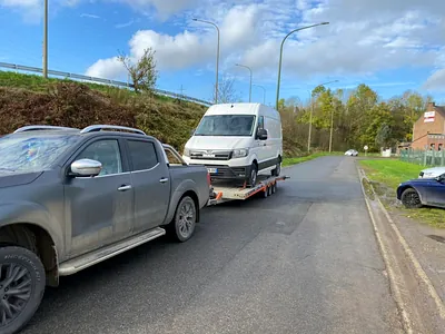 Camionnette sur remorque porte-véhicule