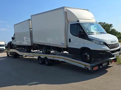 Utilitaires transportés sur un porte-véhicules